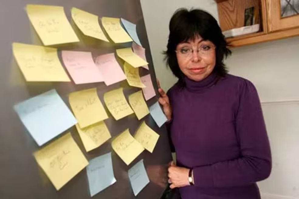 Todos os dias, Ian Philpots mostra a Michelle fotografias e bilhetes que a ajudam a reconstruir sua rotina diária — Foto: Reprodução