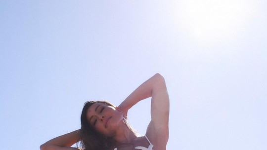 Em Ibiza, Sabrina Sato sensualiza com biquíni em formato de estrela
