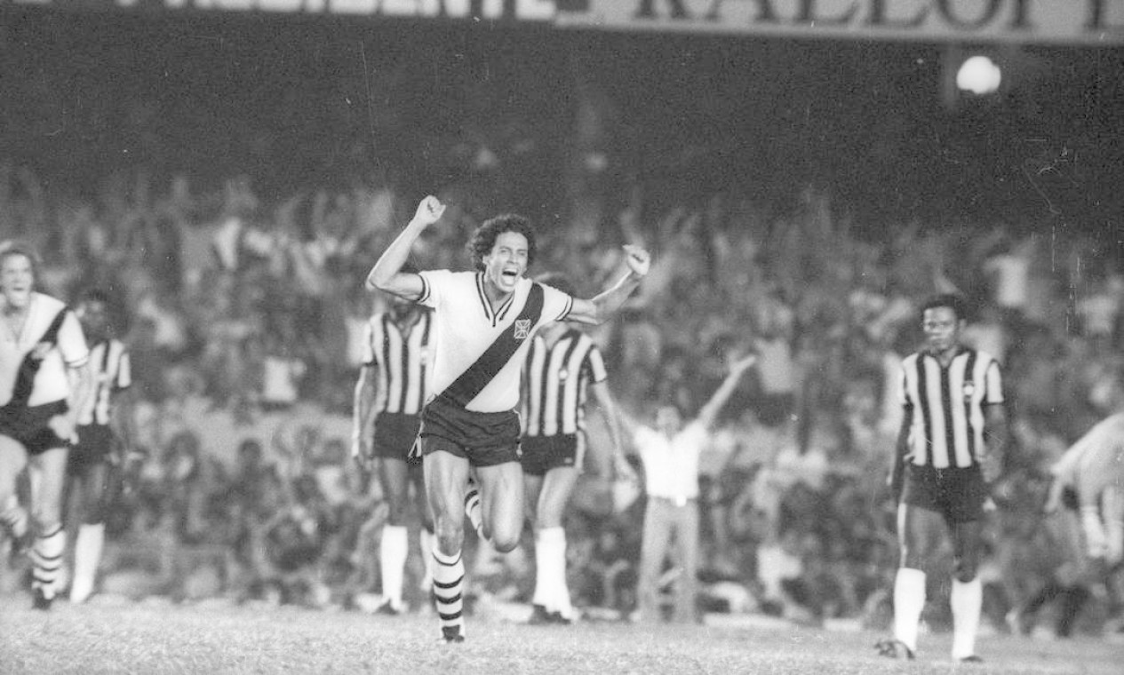 Roberto Dinamite comemora gol contra Botafogo em 1976  — Foto: Sebastião Marinho / Agência O Globo