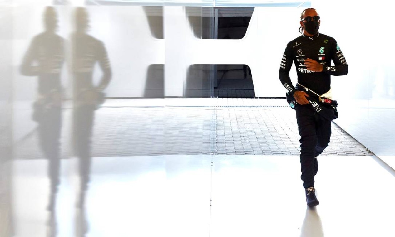 Hamilton durante treino no Grande Prêmio da Rússia, no Autódromo de Sochi  — Foto: HANDOUT / REUTERS