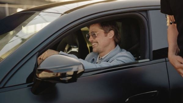 Brad Pitt se diverte ao volante e 'irrita' equipe em novo comercial da Mercedes; veja vídeo