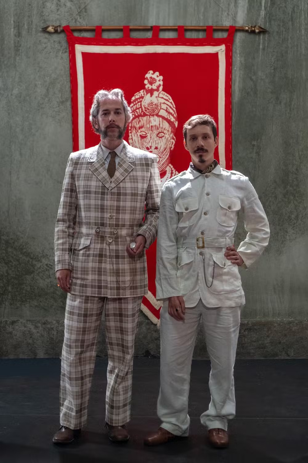 Os ingleses Mr. Campbell (Michel Blois) e Mr. Jones (João Pedro Zappa), aliados de Jendal (Lázaro Ramos) — Foto: TV Globo/Estevam Avellar