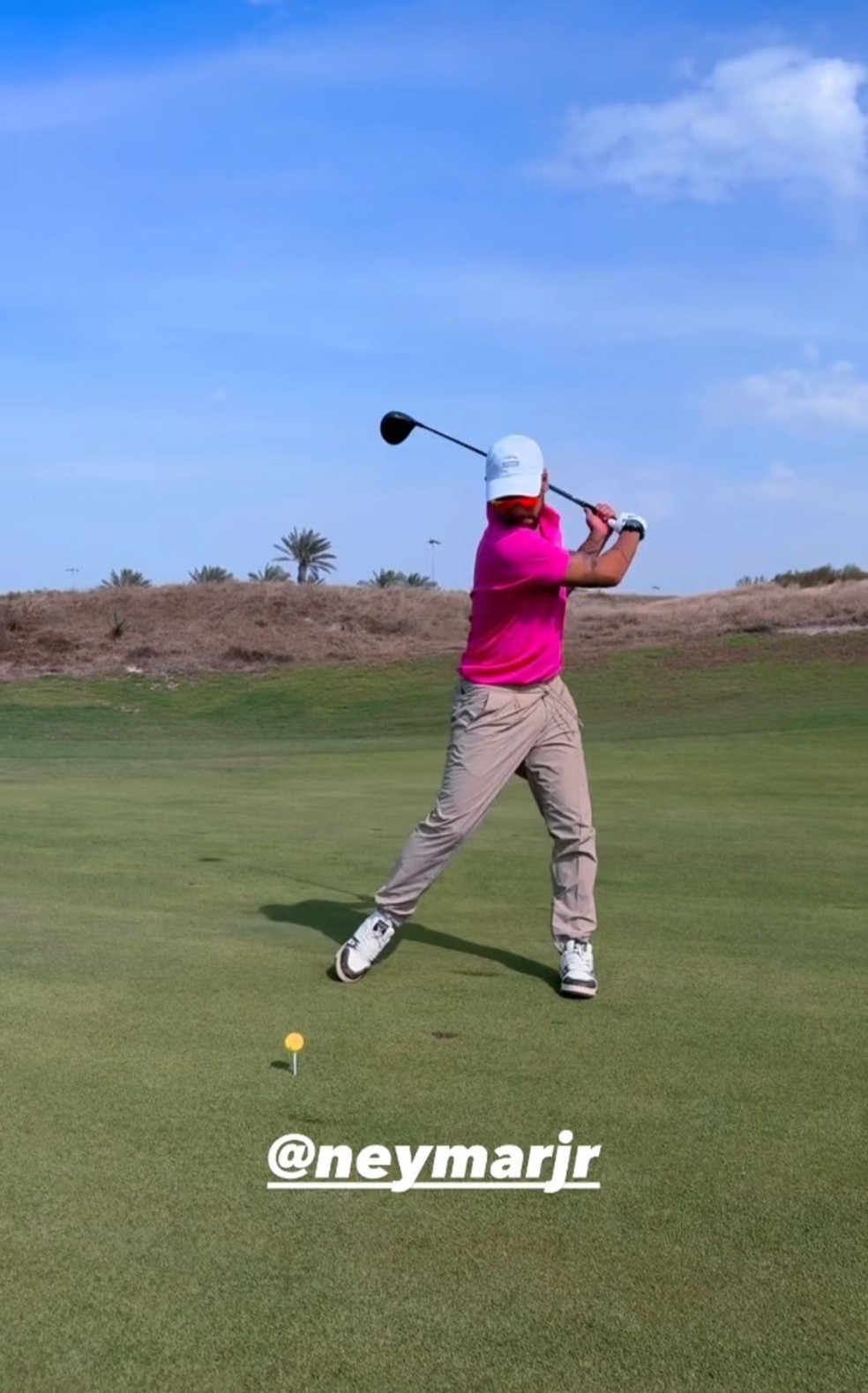 Neymar joga golfe nesta sexta-feira no Saadiyat Beach Golf Club — Foto: Reprodução