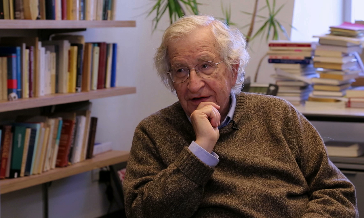 Noam Chomsky está no Brasil para cuidar da saúde; entenda a relação do linguista com o país