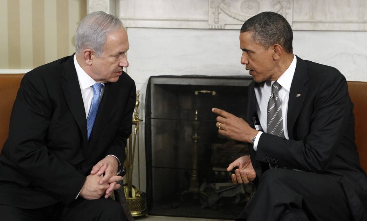 O presidente dos EUA, Barack Obama, se encontra com o primeiro-ministro israelense, Benjamin Netanyahu, no Salão Oval da Casa Branca, em Washington, em 20 de maio de 2011. — Foto: JIM YOUNG / Reuters