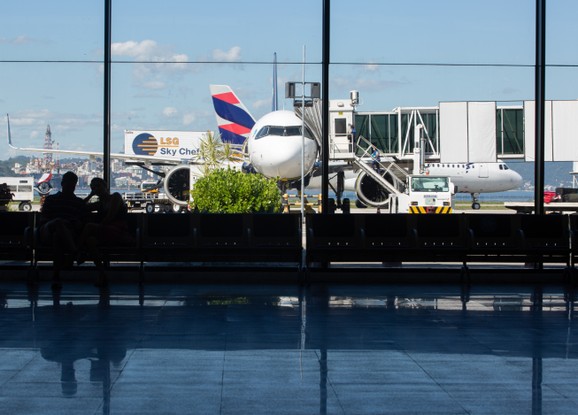 Aeroporto Santos Dumont: companhias aéreas voltam a oferecer serviço de bordo no país
