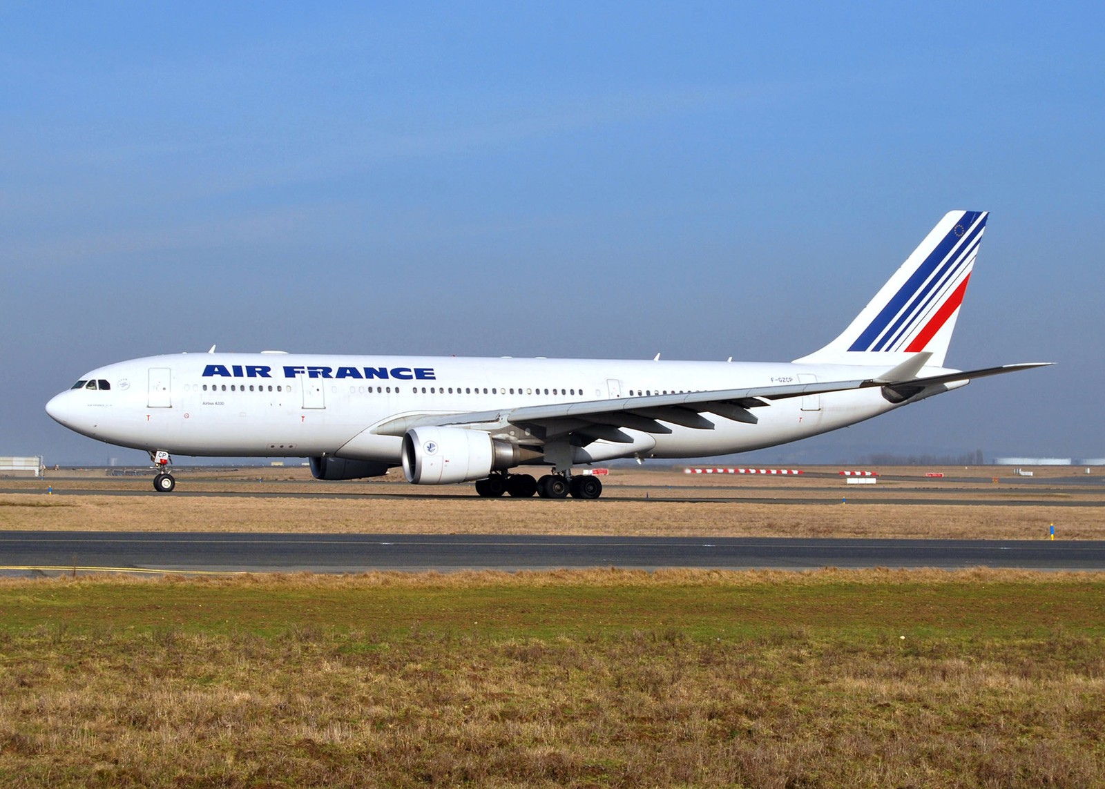 O avião AF 447, que desapareceu após decolar do Brasil, visto em janeiro de 2009, no aeroporto Roissy Charles de Gaulle, perto de Paris. — Foto: AFP