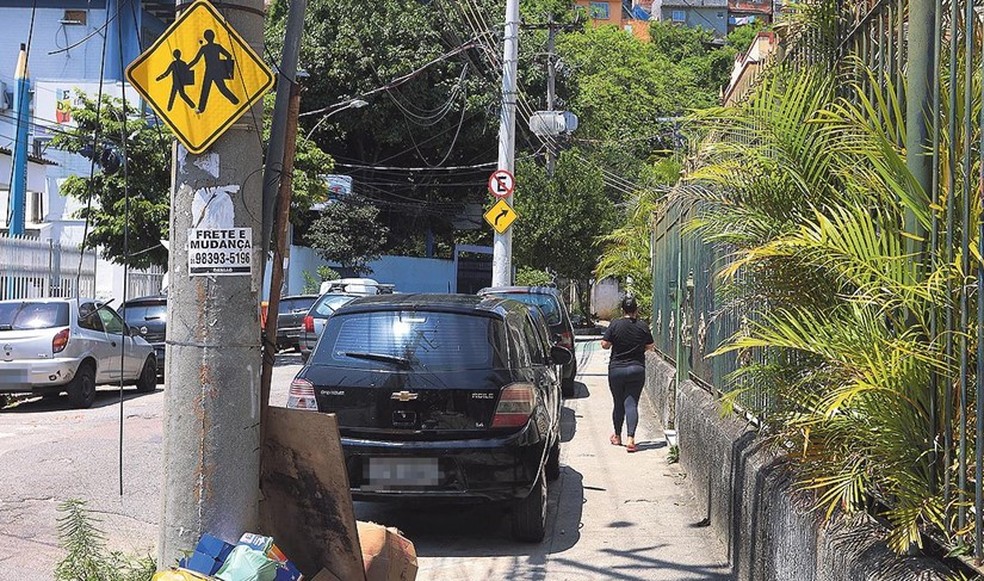 In the eyes of inspection. Cars stop on the street curb in Andarai where towed vehicles are stored - Photo: Fabiano Rocha