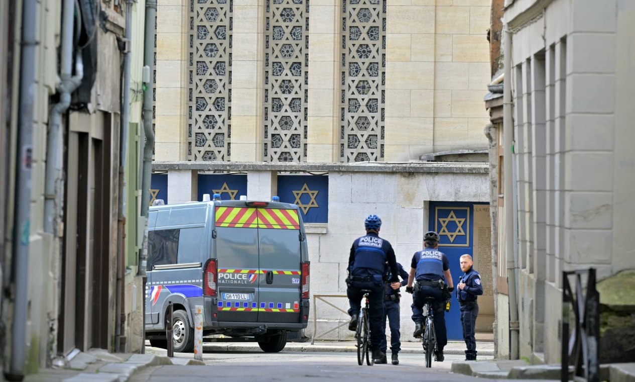 Polícia mata homem armado que tentava incendiar sinagoga na França