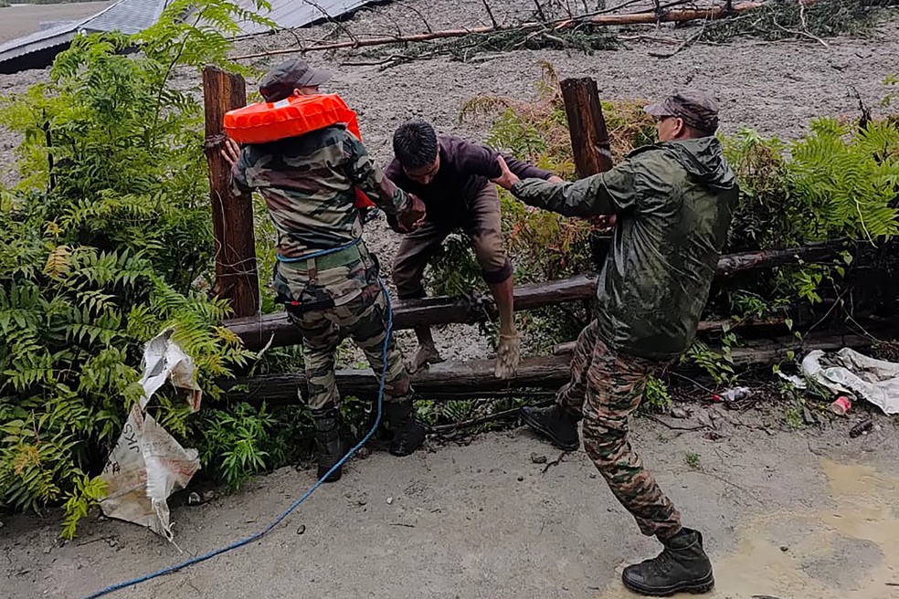 Busca por desaparecidos após inundações fatais no Himalaia, na India — Foto: Indian Army / AFP