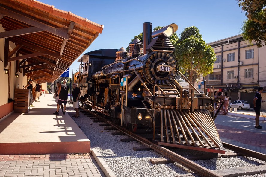 Maria fumaça na recém-restaurada estação do Rio Bonito, que hoje sedia museu