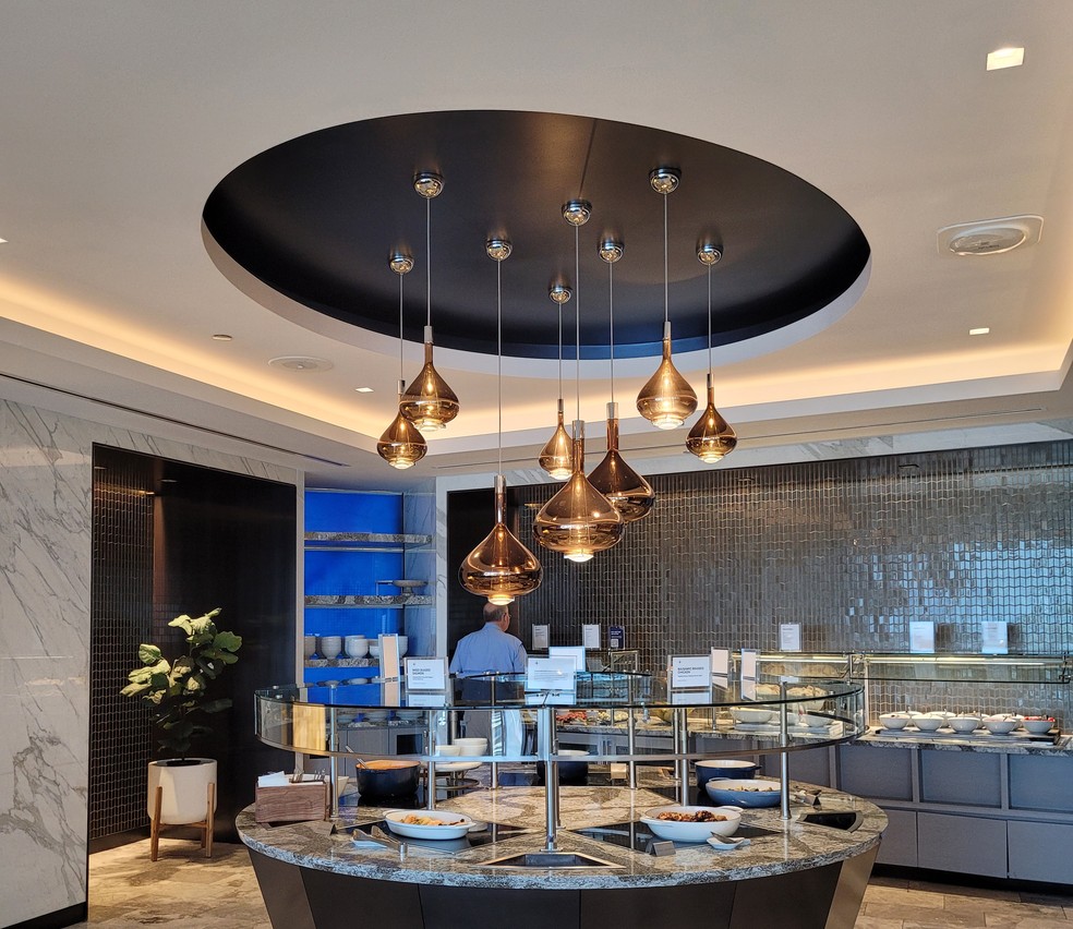 Self-service buffet at the Polaris Lounge, United Airlines' most exclusive VIP lounge at Chicago Airport, USA — Photo: Eduardo Maia/O Globo