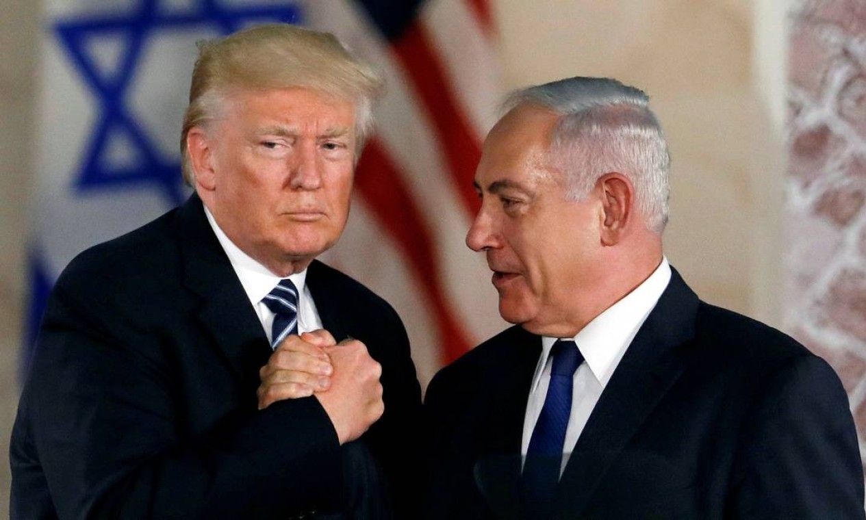 O presidente dos EUA, Donald Trump, e o primeiro-ministro israelense, Benjamin Netanyahu, apertam as mãos após discurso no Museu de Israel, em Jerusalém, em maio de 2017. — Foto: RONEN ZVULUN / REUTERS 