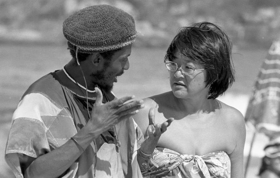 Jimmy Cliff com a cineasta Tizuka Yamazaki, diretora do seu clipe gravado no Rio em 1985 — Foto: Jorge Marinho/Agência O GLOBO