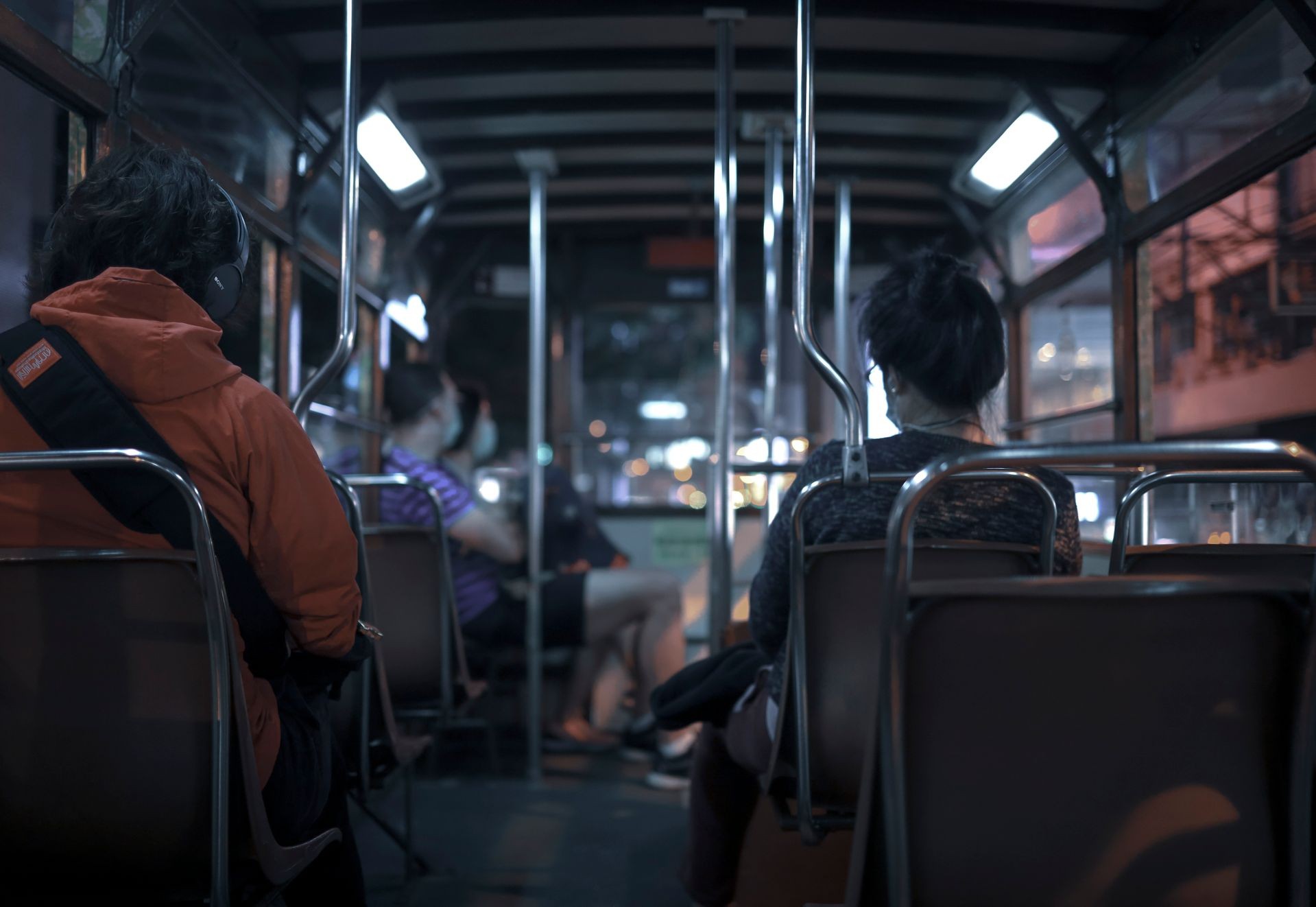 Ouvir música alta no ônibus? Comportamentos 'inadequados' no transporte público podem levar a multas de quase R$ 20 mil em Cingapura