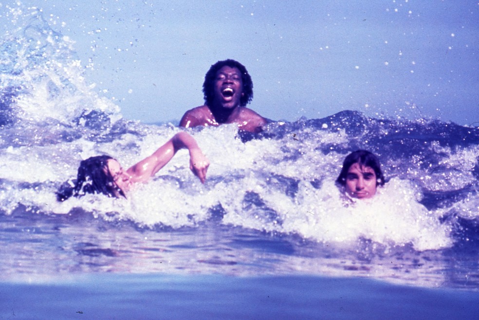 Beto Guedes, Milton Nascimento e Lô Borges na Praia de Piratininga, em Niterói, no início dos anos 1970 — Foto: Carlos Filho / Arquivo