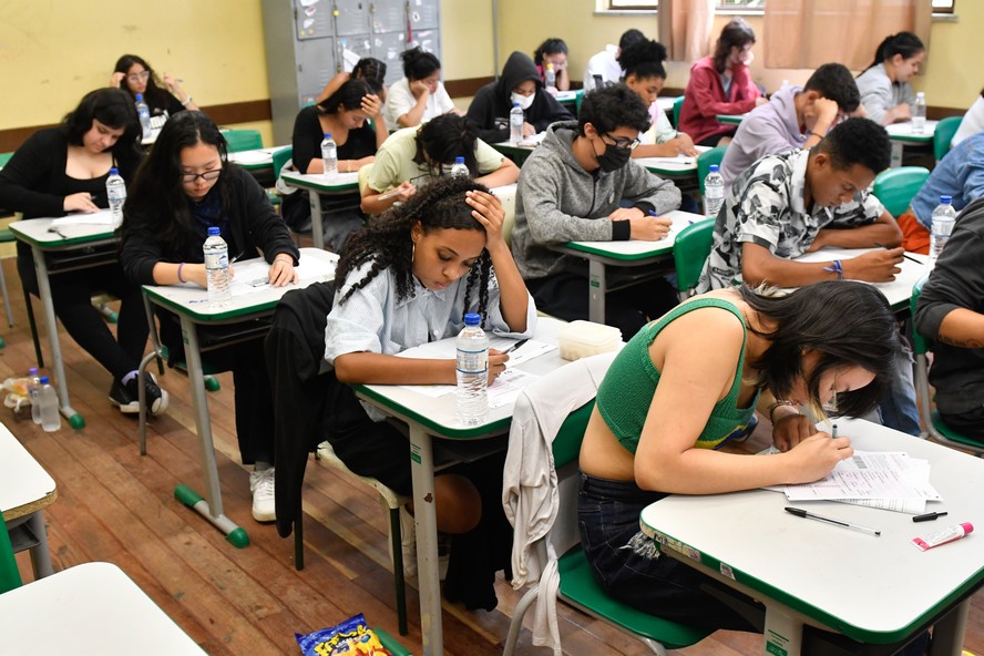 Estudantes da rede estadual de São Paulo realizam teste do Provão Paulista