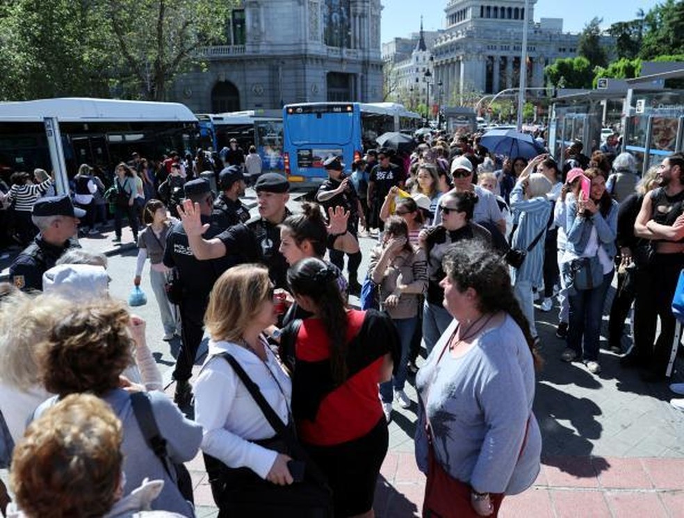 Metrô e trens pararam de funcionar — Foto: AFP
