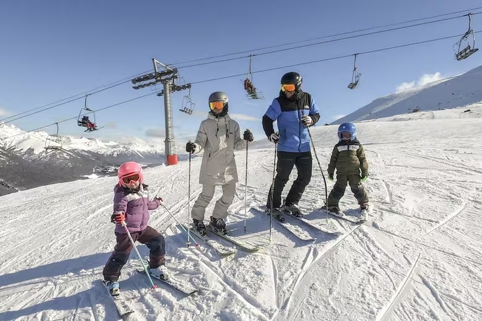 Família esquia na estação de Cerro Castor, em Ushuaia, no extremo sul da Argentina — Foto: Reprodução/La Nación