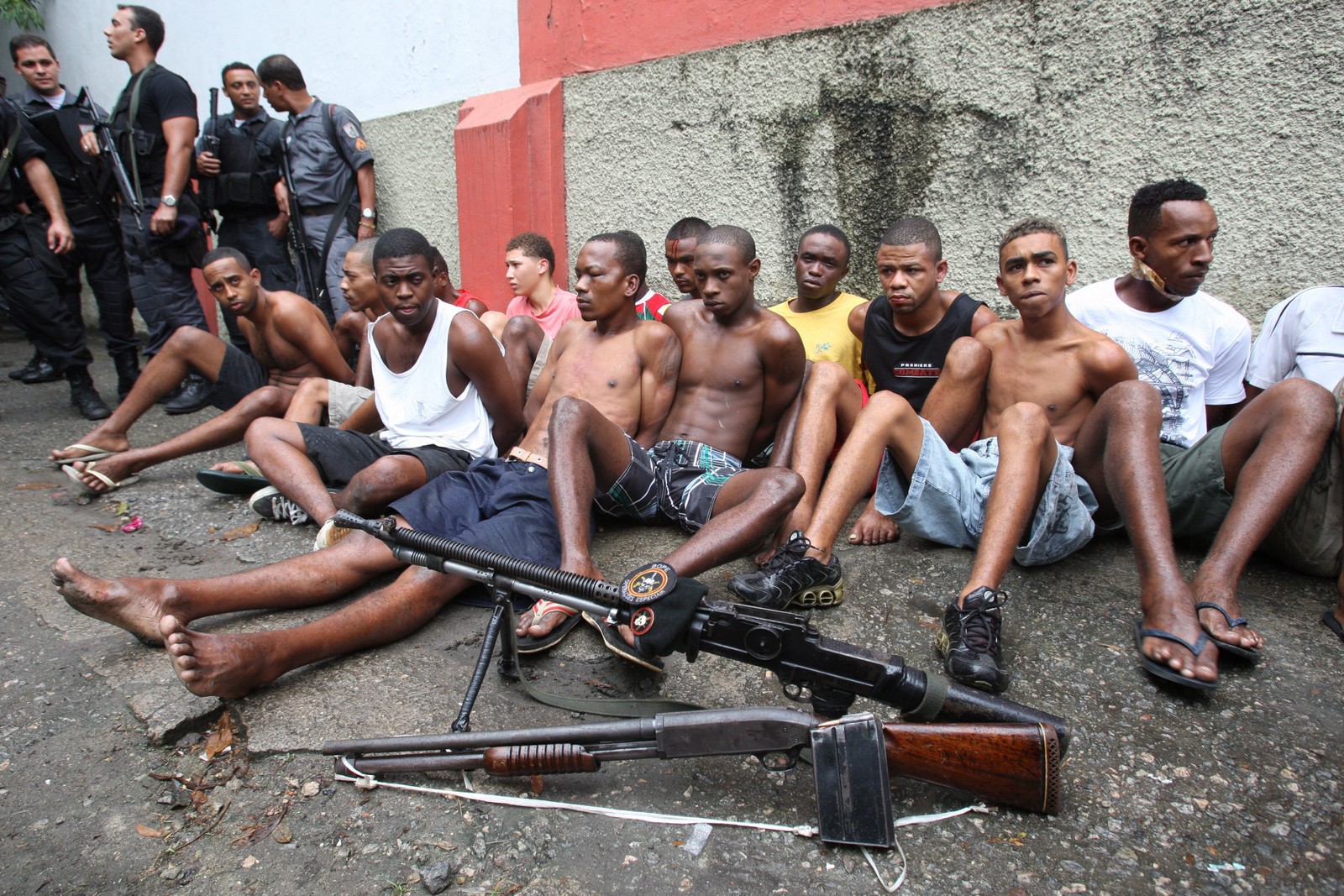 A Polícia Militar realiza incursão na Vila Cruzeiro, prendendo traficantes e armamento, entre elas uma ponto 30. (Foto tirada em 15.04.2008, no Rio de Janeiro) — Foto: Domingos Peixoto / Agência o Globo