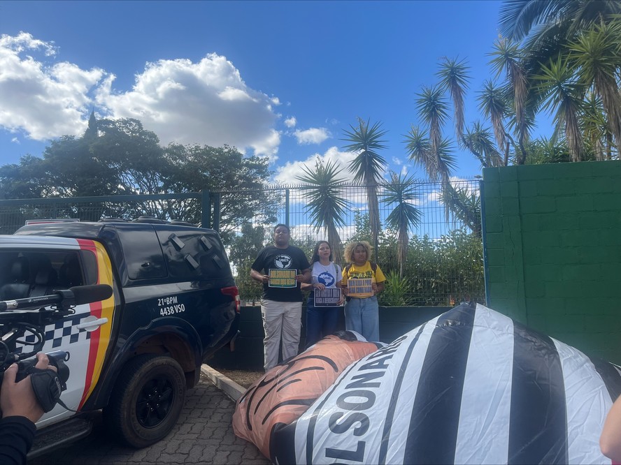 Confus&atilde;o na frente do condom&iacute;nio de Bolsonaro