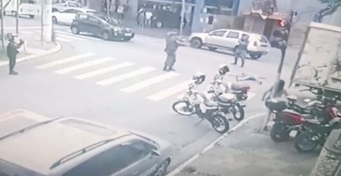 Vídeo: PM é preso após atirar à queima-roupa e matar mulher com faca na mão em São Paulo