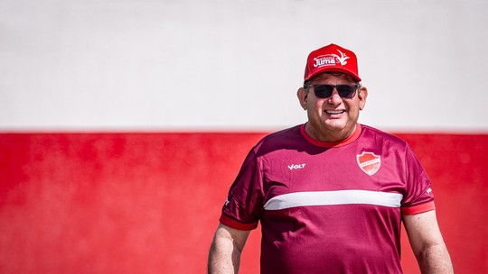 Divã: Em busca do sexto acesso, Guto Ferreira ironiza soluções estrangeiras no Brasil: 'O milagre está acontecendo?'