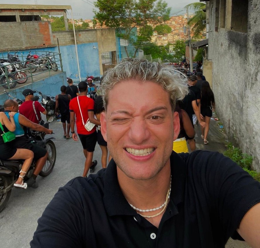 Youtuber Timmy Karter compartilha experiência de viagens pelo mundo em suas redes sociais; no Rio, visitou o Complexo do Chapadão, onde filmou feira de drogas