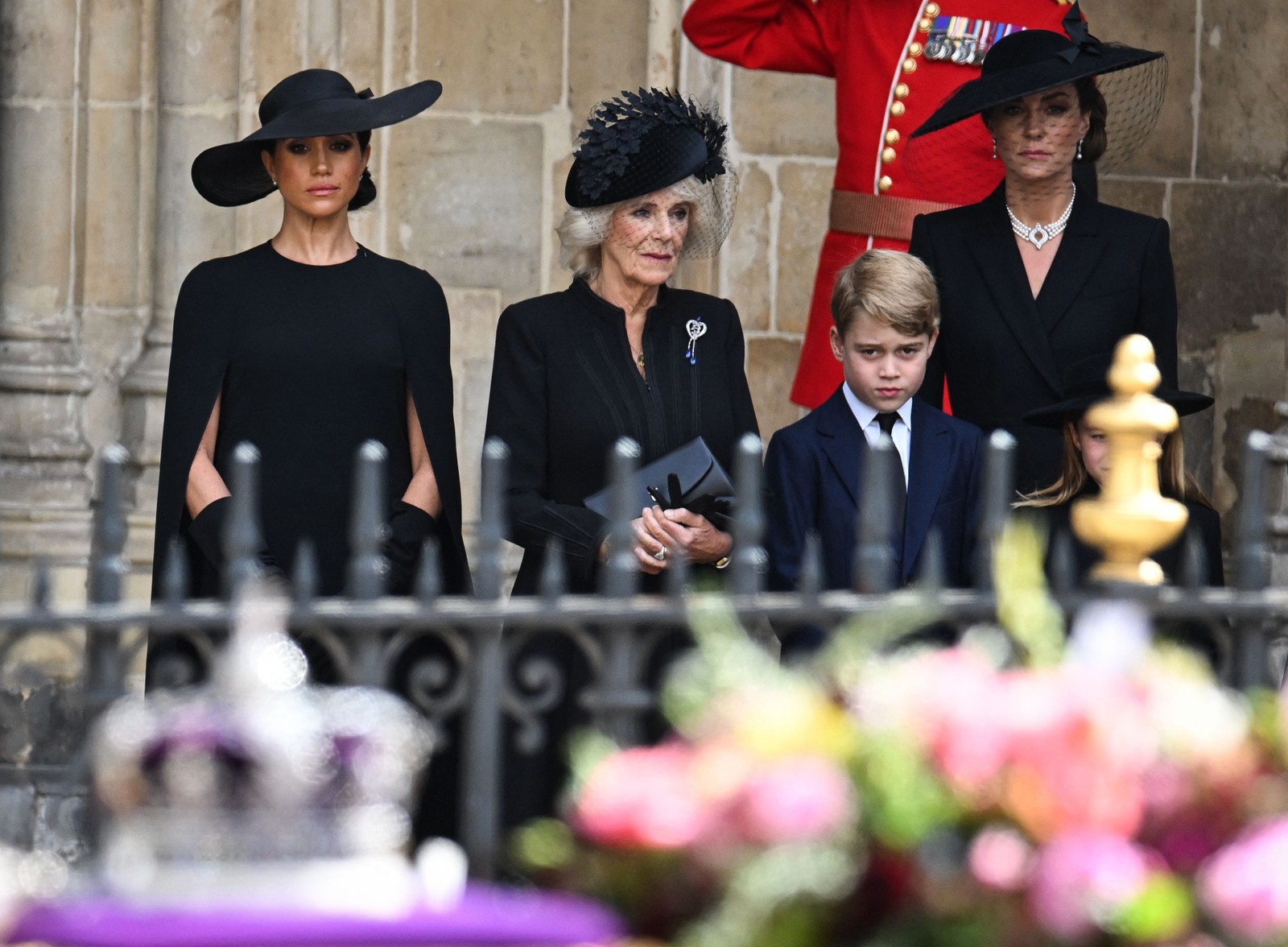 Meghan, Duquesa de Sussex, Camilla, Rainha Consorte, Príncipe George de Gales e Catarina, Princesa de Gales, acompanham a passagem do caixão da Rainha Elizabeth II — Foto: Oli SCARFF / POOL / AFP