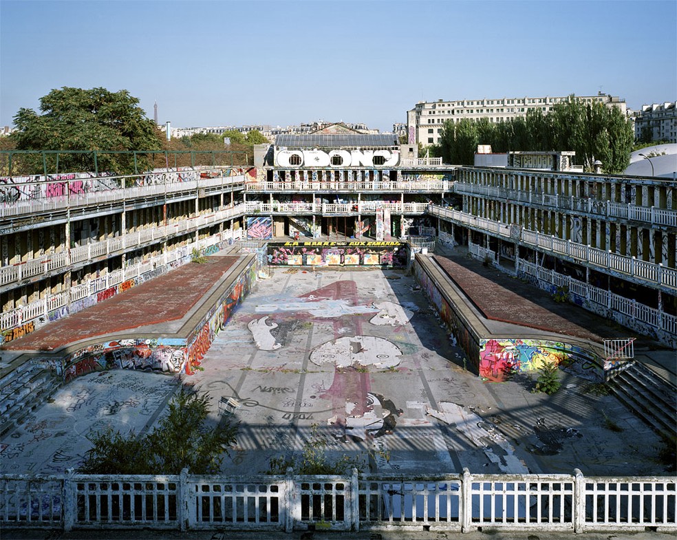 Depois de ser fechada pela prefeitura de Paris em 1989, a piscina do hoje Hotel Molitor foi tomada por grafiteiros — Foto: Divulgação/Thomas Jorion/Hotel Molitor Paris