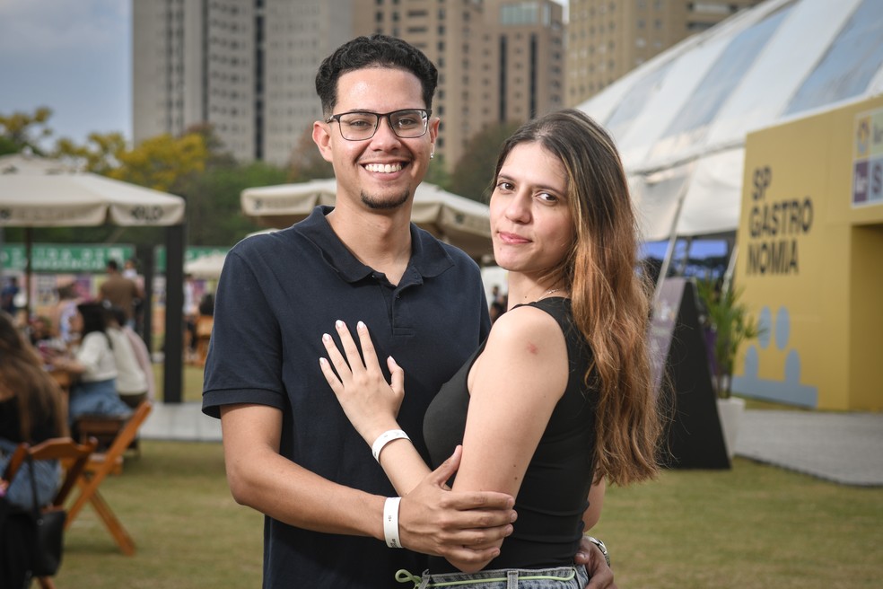 O casal Matheus e Beatriz: hamburger foi motivo para o primeiro encontro — Foto: Gabriel Reis - Valor
