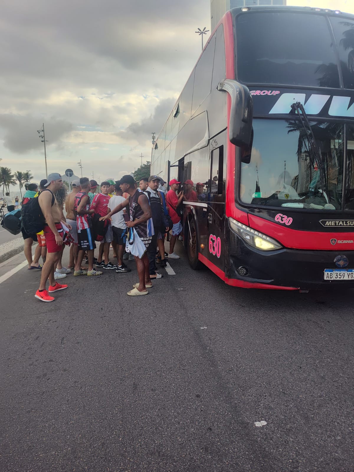 Confusão entre torcedores argentinos e brasileiros mobiliza policiamento na Praia do Leme