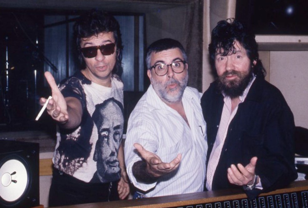 Marcelo Nova, o produtor Pena Schmidt e Raul Seixas, durante gravação do disco "A Panela do Diabo", em 1989 — Foto: Antonio Moura/Agência O GLOBO