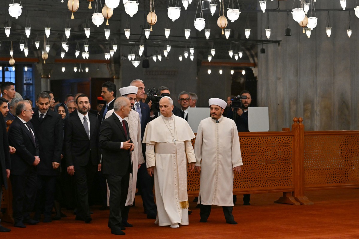 Papa Leão XIV entrou, mas não rezou na Mesquita Azul de Istambul