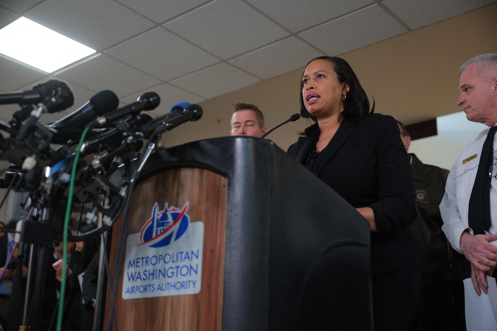 A prefeita de Washington, DC, Muriel Bowser, fala durante uma entrevista coletiva enquanto unidades de resposta a emergências continuam a vasculhar o local da queda — Foto: Kayla Bartkowski / GETTY IMAGES NORTH AMERICA / Getty Images via AFP