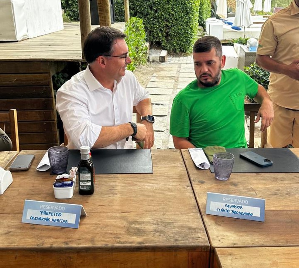 O senador Fl&aacute;vio Bolsonaro (PL-RJ), de branco, em almo&ccedil;o com o presidente da Alerj Rodrigo Bacellar (Uni&atilde;o) em B&uacute;zios, na Regi&atilde;o dos Lagos &mdash; Foto: Ag&ecirc;ncia O Globo/04-07-2025
