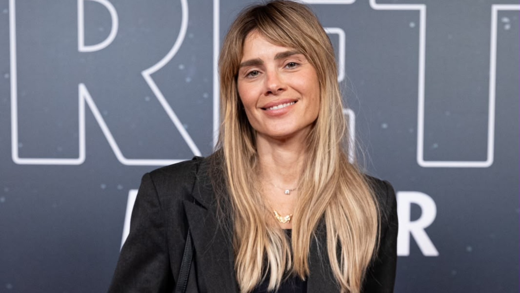 Carolina Dieckmmann revela o significado por trás da letra que mudou seu nome artístico