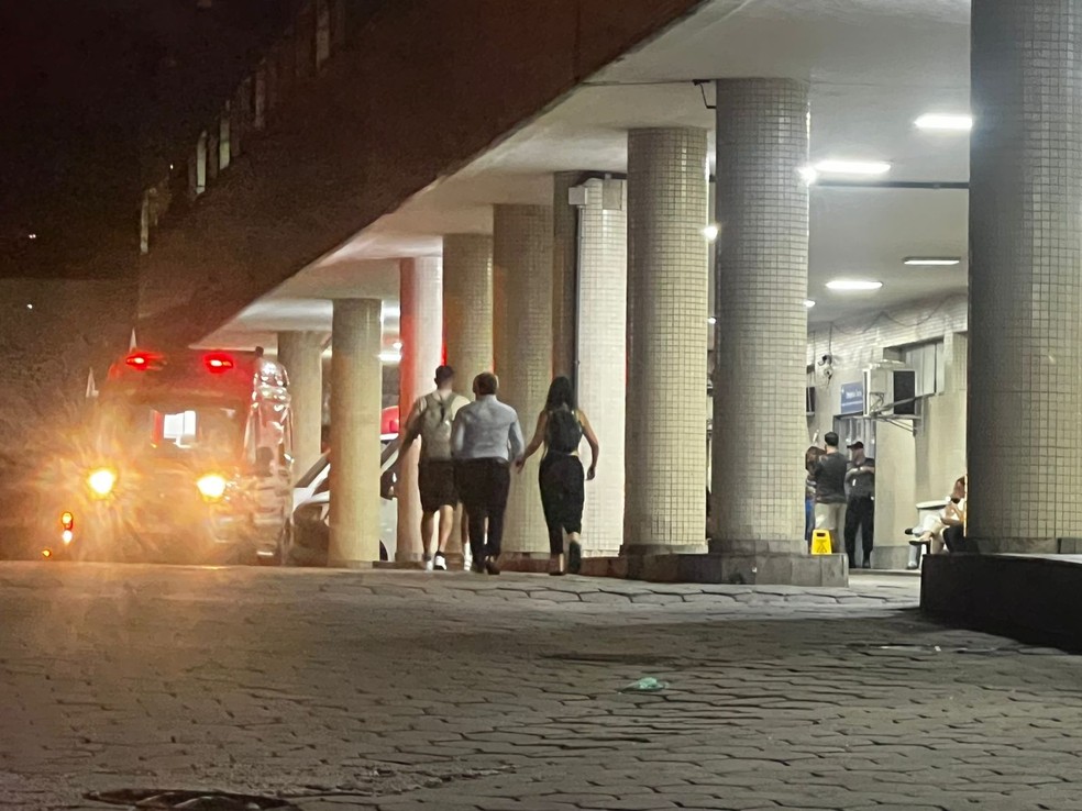 Família do argentino Gaston Fernando Burlon no Hospital Souza Aguiar, no Centro, onde o turista foi socorrido no dia do crime — Foto: Thayssa Rios / Agência O Globo / Arquivo