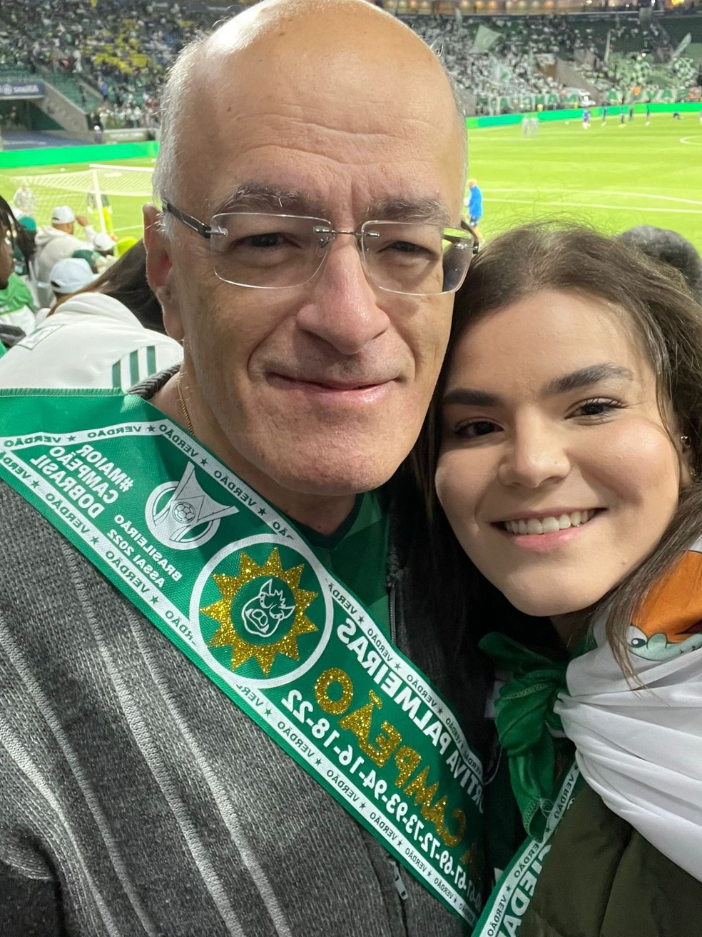 Brenda Bertholo e seu pai durante a vitória do Palmeiras no Campeonato Brasileiro de 2022 — Foto: Arquivo pessoal/Brenda Bertholo