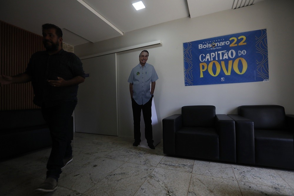  Comitê bolsonarista trabalha para tentar tirar a vantagem de 6,1 milhões de votos obtidos por Lula no primeiro turno — Foto:  Cristiano Mariz/O Globo