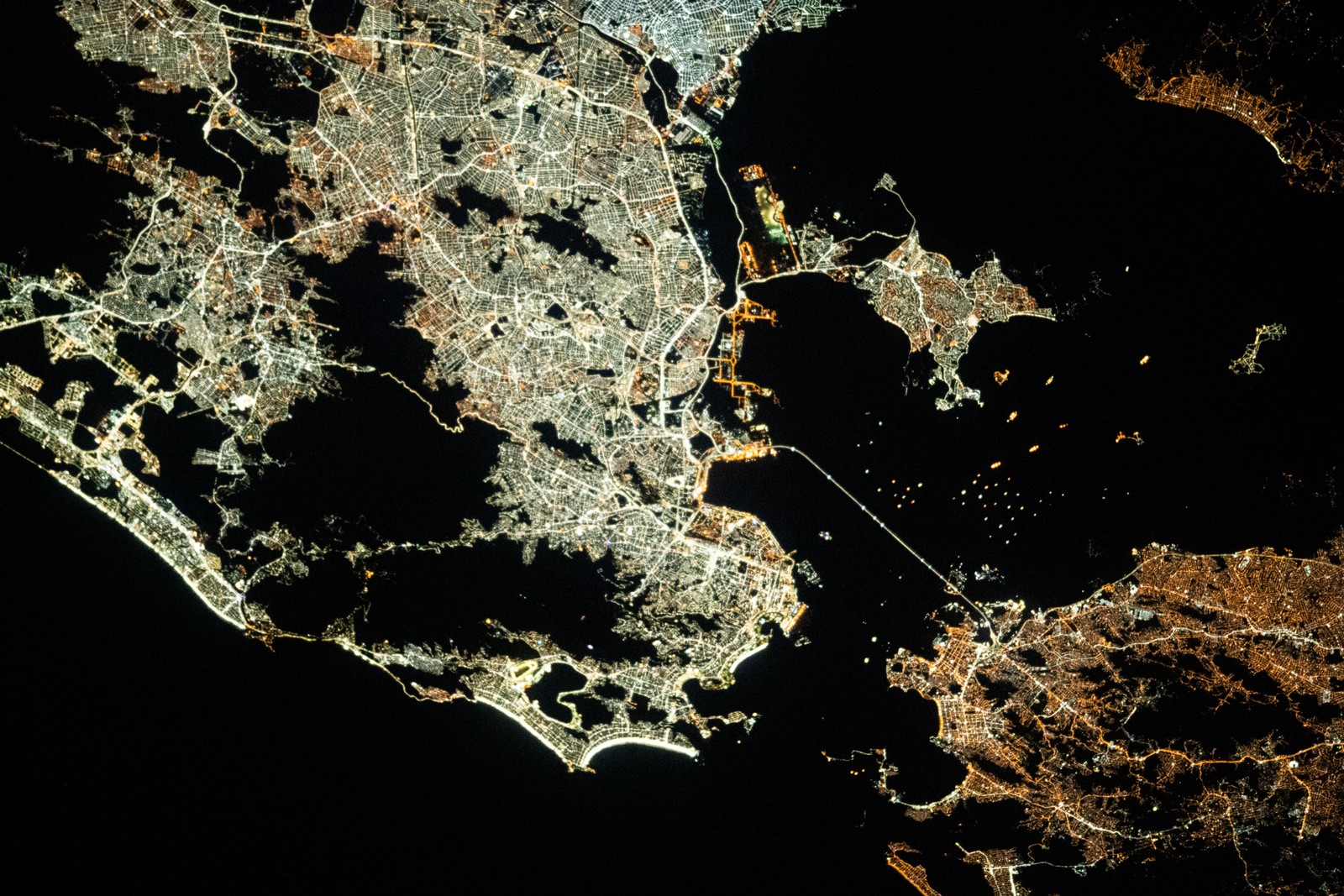 Vista do Rio de Janeiro à noite, com Niterói à direita, a partir da Estação Espacial Internacional, a cerca de 420 quilômetros do solo. Registro de 4 de julho de 2022 — Foto: Space_Station / Nasa / Divulgação