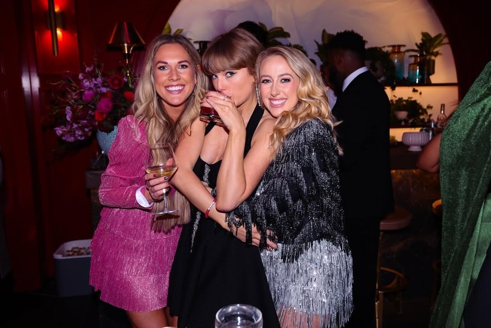 Taylor Swift na festa de 35 anos Brittany Mahmes (à direita) — Foto: Reprodução/Instagram