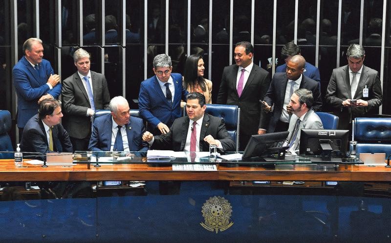Após chamar de 'pauta-bomba', governo deve desistir de questionar na Justiça aposentadoria especial de agentes de saúde