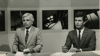 Celso Freitas (à dir.) ao lado de Cid Moreira durante a gravação do Jornal Nacional — Foto: Globo