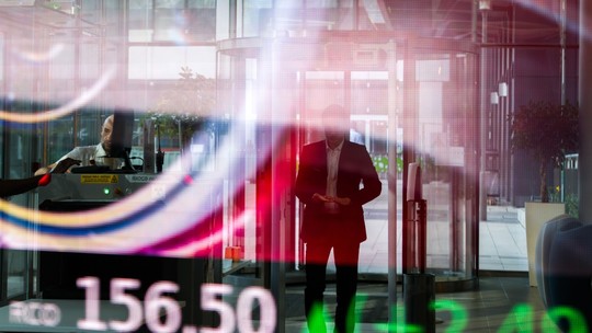 Ações do UBS sobem após compra do Credit Suisse, que despenca 55%
