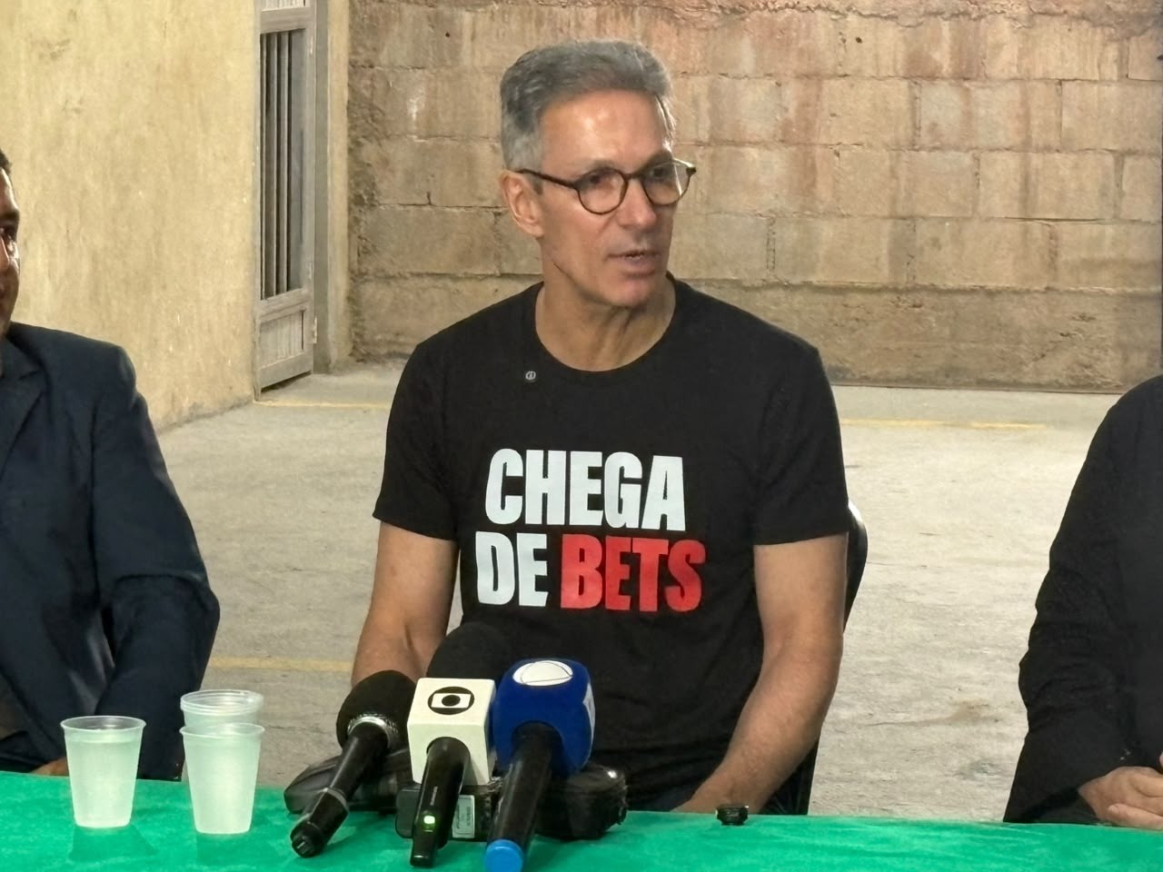 Vestido com camisa ‘Chega de Bets’, Zema se reúne com evangélicos no Rio e compara vicio em plataformas a cocaína - QTU Questões do Universo