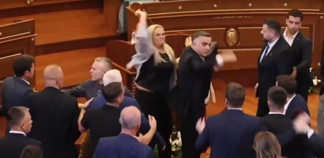 Vídeo: Deputada atira ovos em premier do Kosovo no Parlamento; outro político já lhe havia jogado água anos atrás