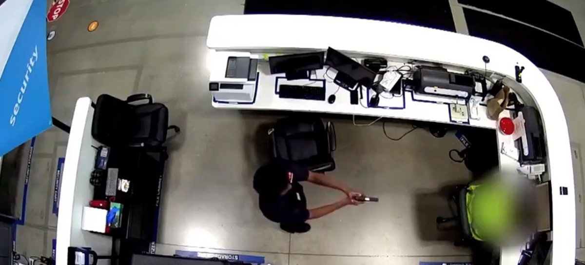 Estagiário morre após tentar matar supervisor em armazém nos EUA, mas errar disparo; veja vídeo