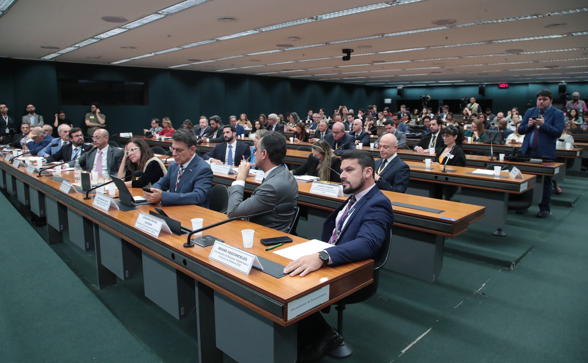 Comissão da Câmara analisa PEC que prevê o fim da escala 6x1