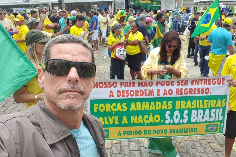 O ex-BBB Adriano Castro, conhecido pelo apelido Didi Red Pill, participa de atos golpistas em Brasília — Foto: Reprodução/Instagram